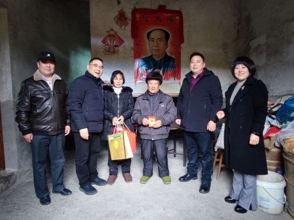 市侨联一行慰问助残户张远花.jpg