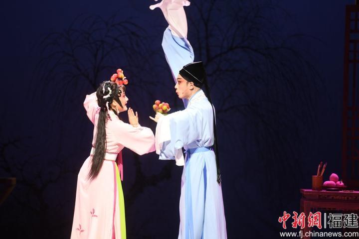 福建省实验闽剧院优秀年青演员文焱(左)、林宇辉(右)在剧中分别饰演冷霜婵、艾敬郎。记者刘可耕 摄