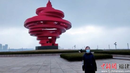 图为王晨菲参观五四广场