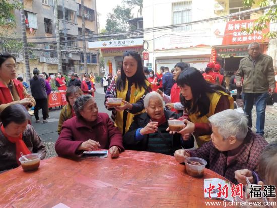 巾帼志愿者邀请辖区百位老人品尝“拗九粥”。