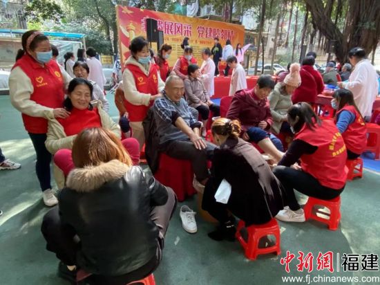  巾帼志愿者为社区老人采耳、捶背、洗脚。