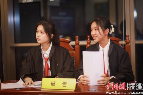 图为模拟法庭现场