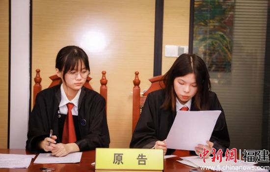 图为模拟法庭现场