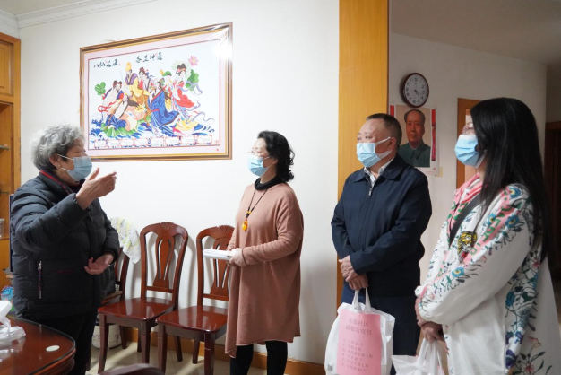 图为志愿者们看望留守老人、加拿大侨眷汤奶奶。1.png