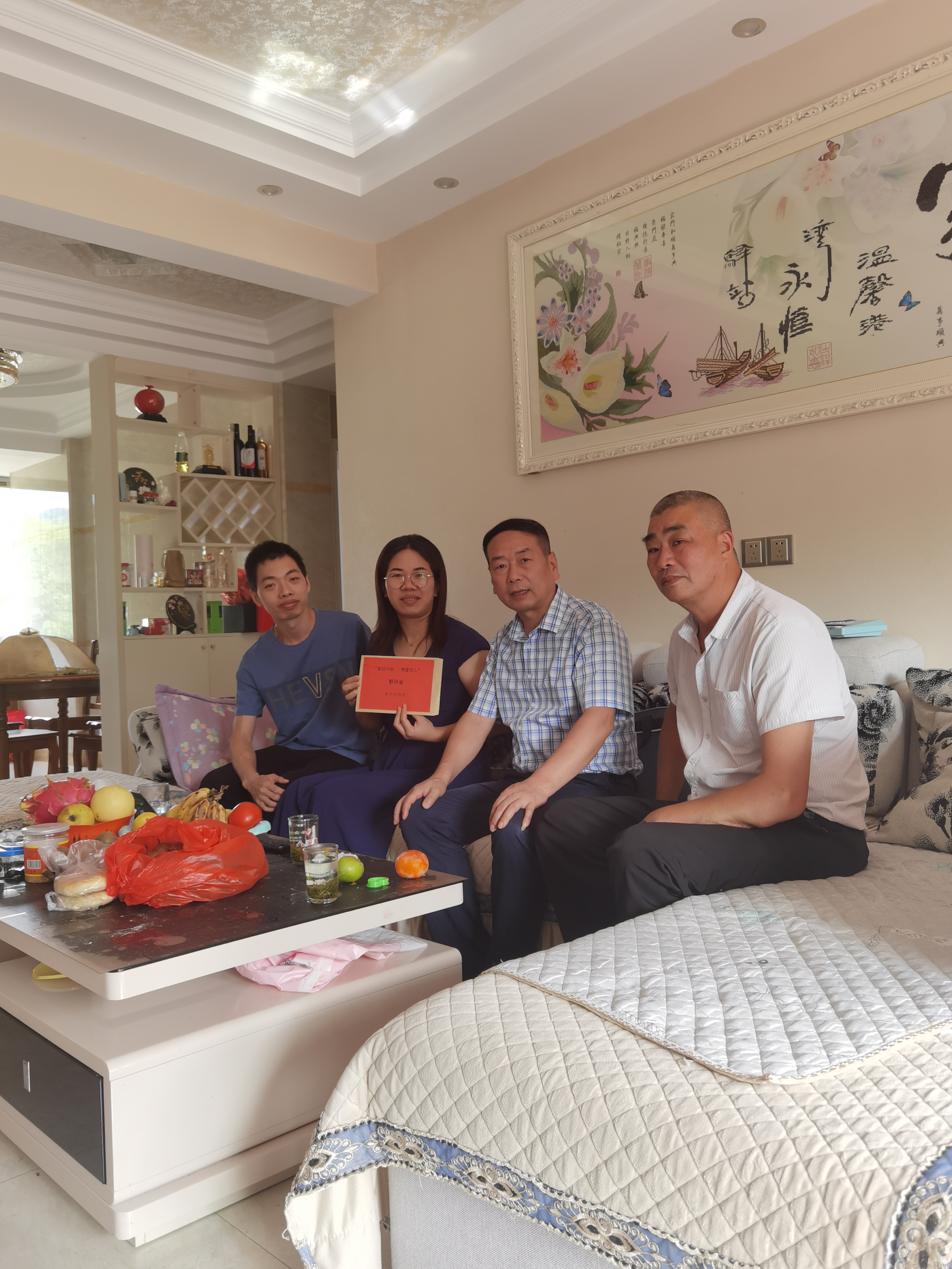图为看望重点华侨及侨眷陈云华夫妇.jpg