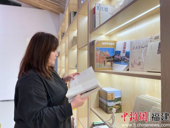 张瑜心在翻阅资料。彭莉芳 摄