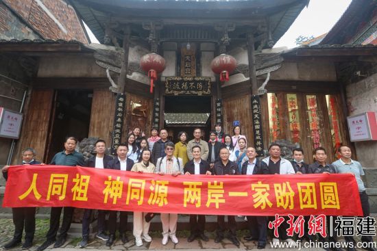  台商、台胞代表们一行在福鼎点头妈祖天后宫前合影留念。郑颖姗 摄
