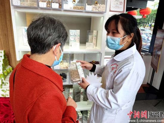 图为市民对太子参产品产生兴趣。林玲 摄