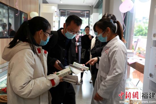 图为市民向工作人员询问名方功效。陈敏真 摄