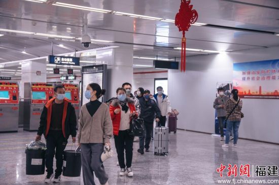 　　春运第一天的福州地铁。李南轩 摄