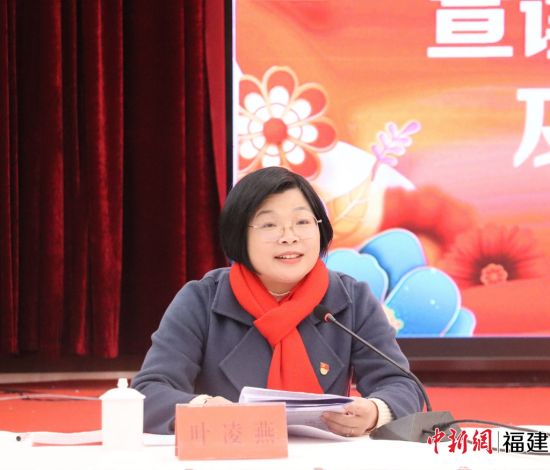  蕉城区委常委、统战部部长叶凌燕宣读2022年度各类突出贡献企业及企业家表扬的通报。