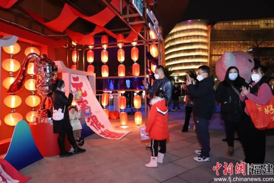 市民拍照打卡。