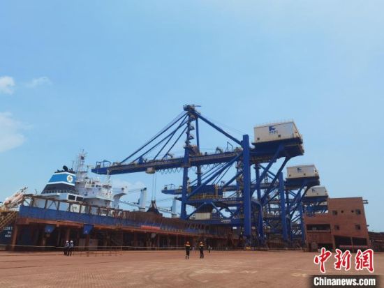 21日，在莆田市东吴港区罗屿9号泊位，马绍尔群岛籍“圣卡伦”轮正在紧张卸载29万多吨铁矿。　龙敏 摄