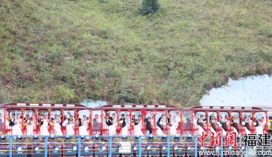 　　新人搭乘“幸福列车”入场。林榕生 摄