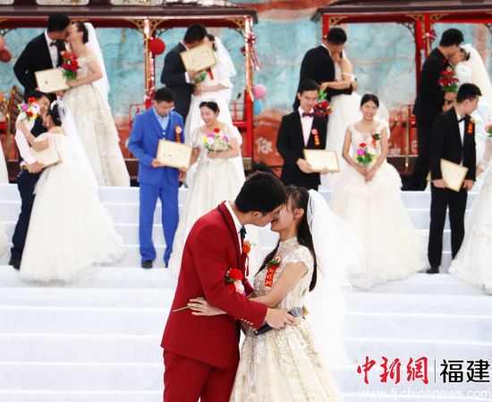 　　百对新人集体成婚，甜蜜现场。林榕生 摄