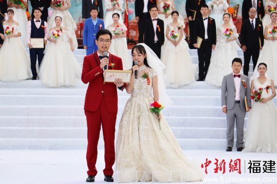 　　百对新人共同宣读结婚誓言。林榕生 摄