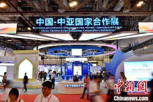 9月8日，第二十三届中国国际投资贸易洽谈会在福建省厦门市开幕。图为中国-中亚国家合作展馆吸引参观者。　中新社记者 吕明 摄
