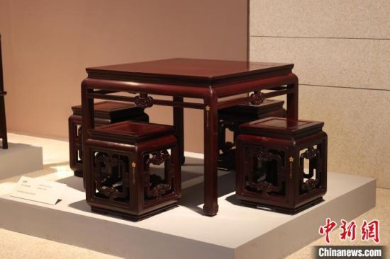 华侨艺术家陈玉树作品《同梦》。受访者供图