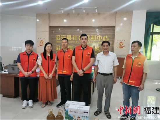 图为诏安县局金叶志愿者服务队前往诏安县社会福利中心开展志愿活动。谢丹供图